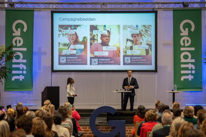 Staatssecretaris Jurgen Nobel in gesprek met jongeren tijdens het congres Geldfit Jong