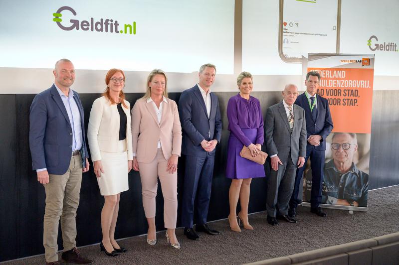 V.l.n.r.: Coen de Ruiter (Greenchoice), Henriette Setz (Essent), Cindy Kroon (Vattenfall), As Tempelman (Eneco), Hare Majesteit Koningin Máxima, Gerrit Zalm (SchuldenlabNL) en Hennie Duteweert (NSR).