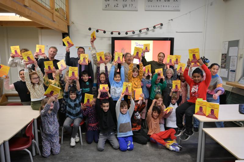 Haagse basisscholen ontvangen boek over armoede ‘De schoen van tien miljoen’ tijdens Wereldarmoededag  