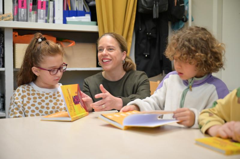 Haagse basisscholen ontvangen boek over armoede ‘De schoen van tien miljoen’ tijdens Wereldarmoededag  